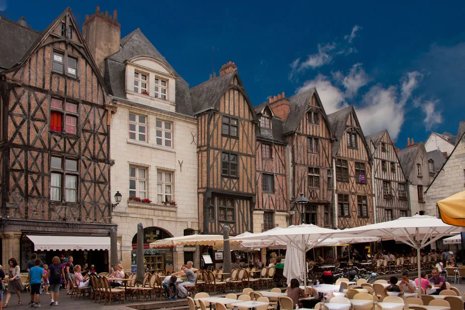 la-place-plumereau-un-lieu-incontournable-tours